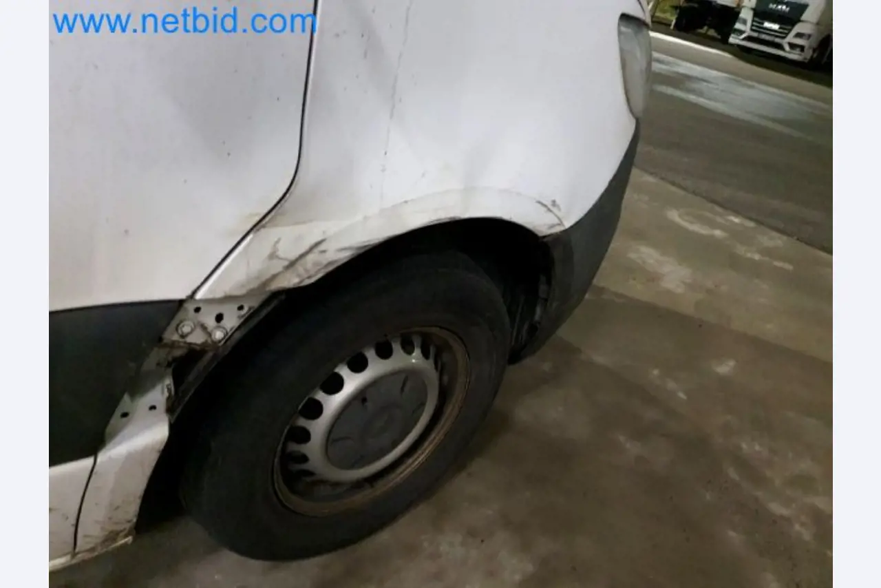 Transporteur van een pakketdienst-48