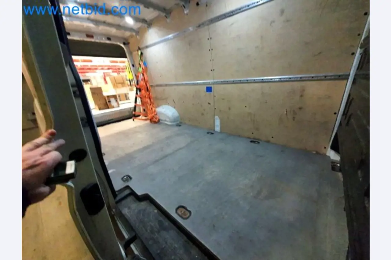 Transporteur van een pakketdienst-18