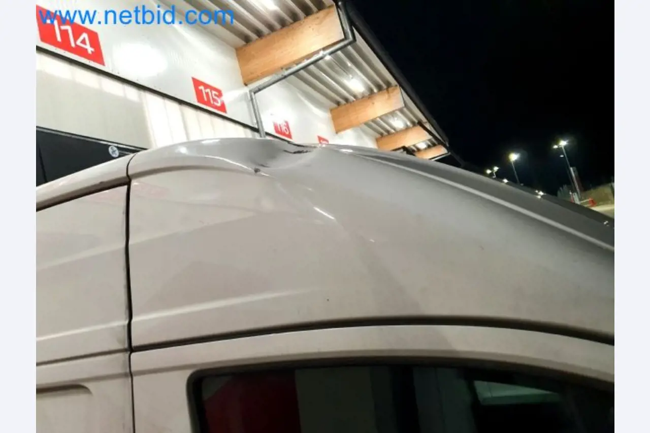 Transporteur van een pakketdienst-32