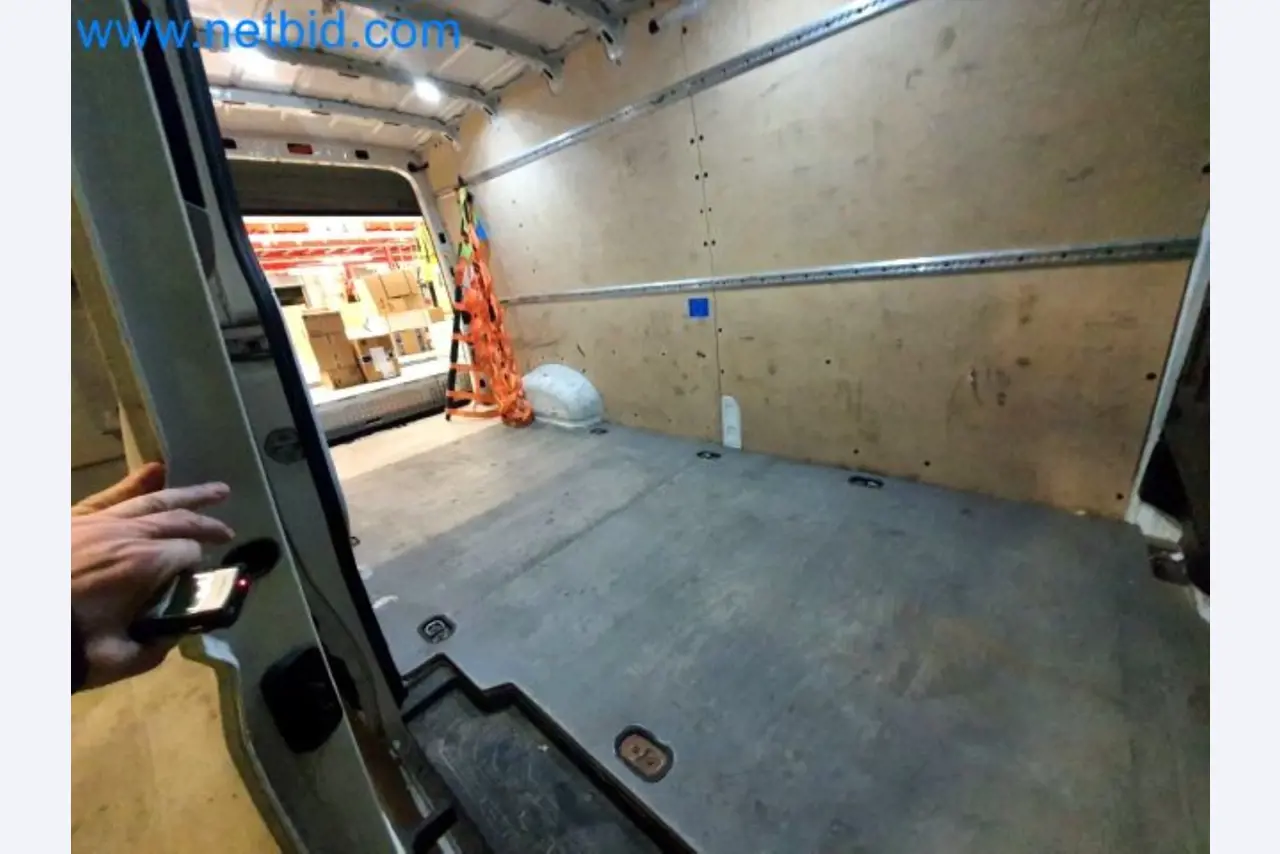 Transporteur van een pakketdienst-46