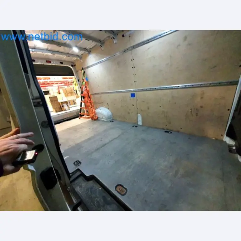 Transporteur van een pakketdienst-46