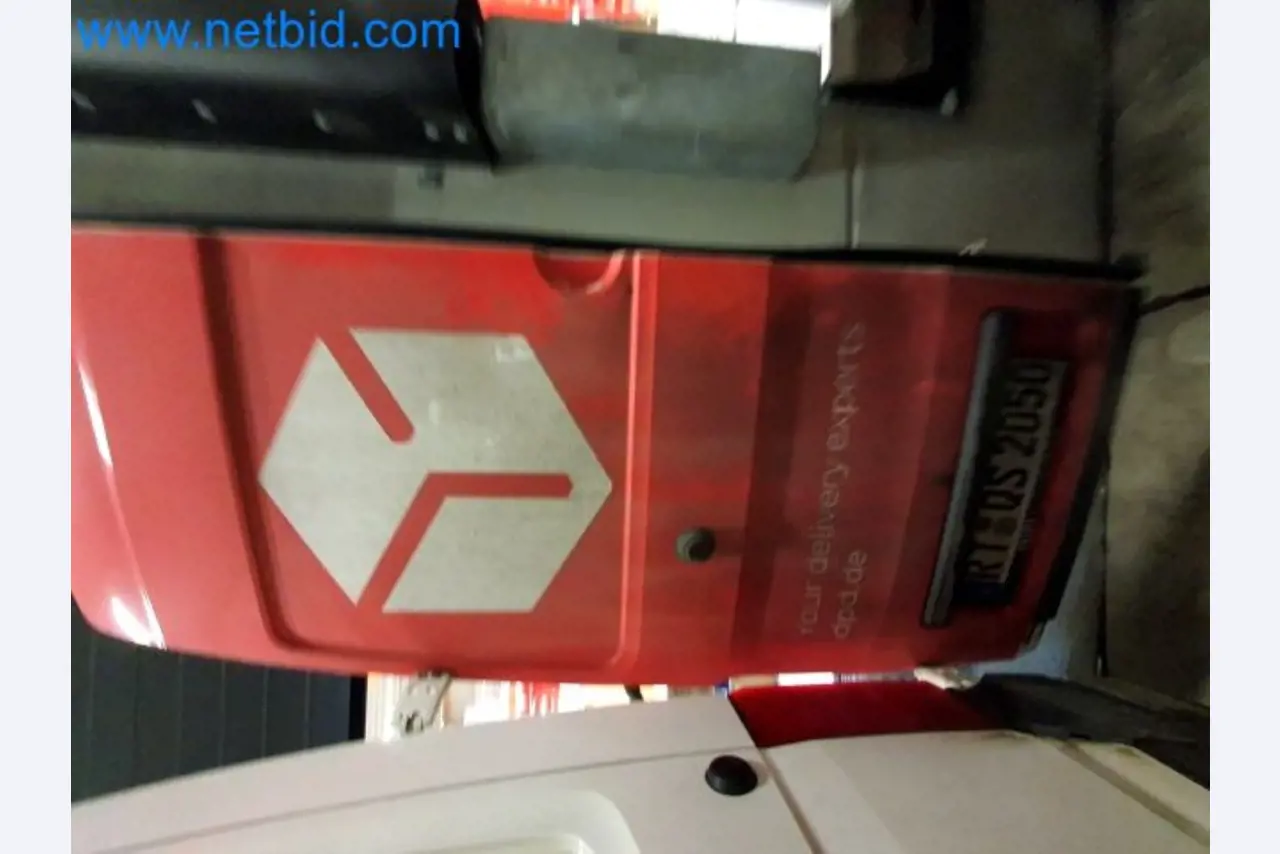 Transporteur van een pakketdienst-8