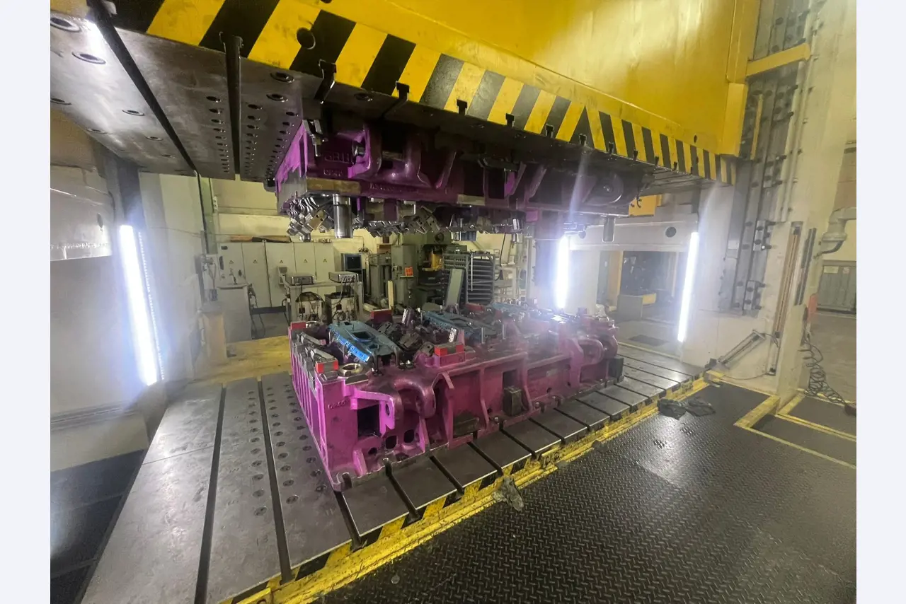 Stroje a systémy pro tváření kovů, nástroje pro ocel, hliník a kompozitní materiály-2