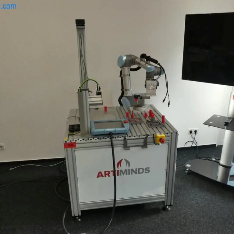 Universal robot UNIVERSAL ROBOTS