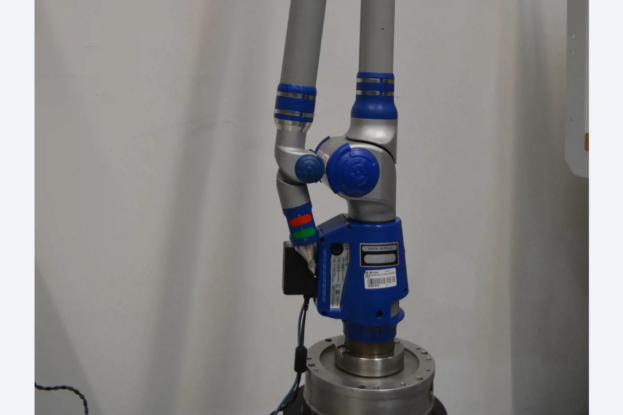 Roboty, maszyny do obróbki metalu i pojazdy-1