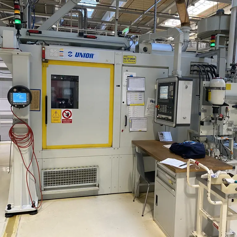 Máquina de perfuração CNC com 3 fusos Unior Strojna Oprema 9000