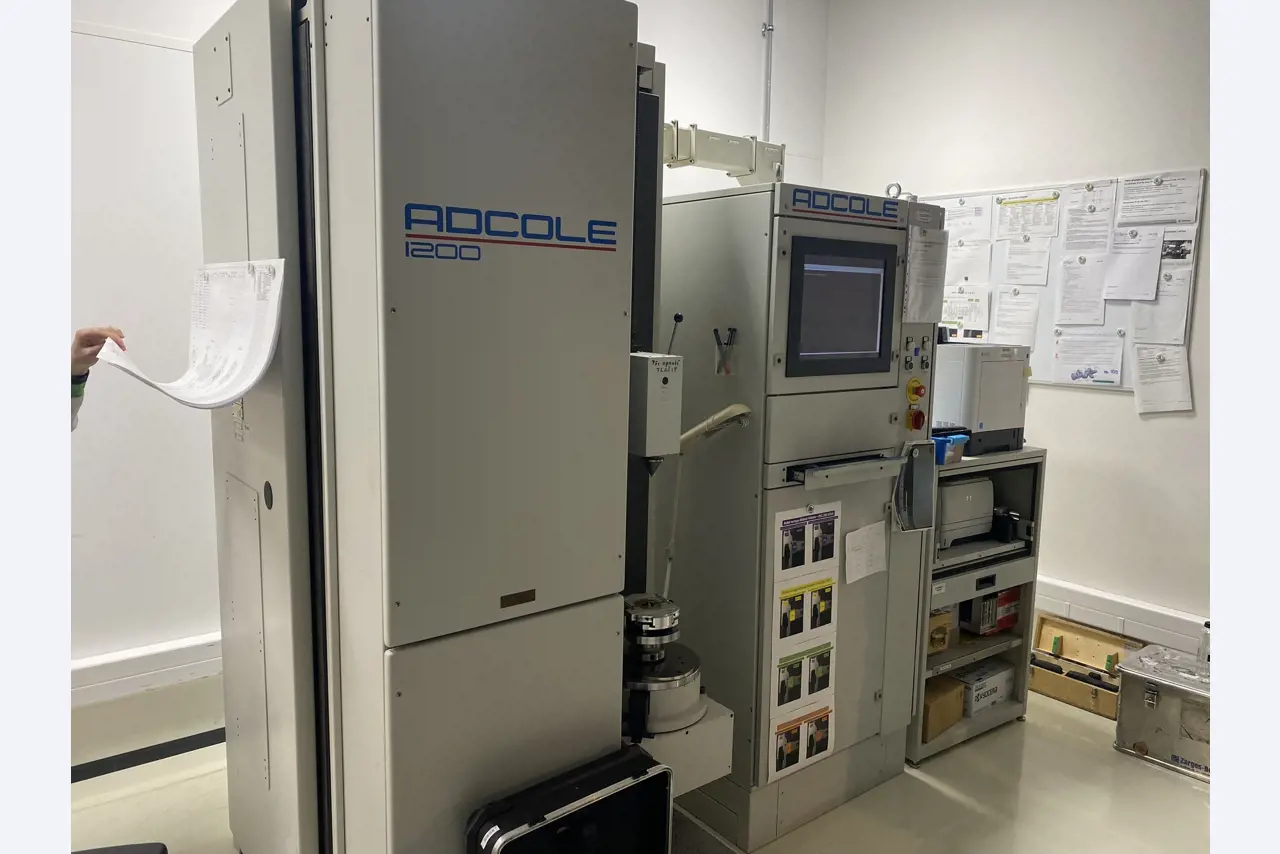 Prumyslové roboty, kovoobrábecí stroje, vozidla a IT zarízení-1