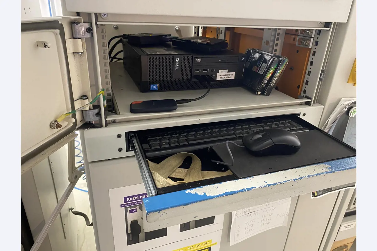 Prumyslové roboty, kovoobrábecí stroje, vozidla a IT zarízení-2