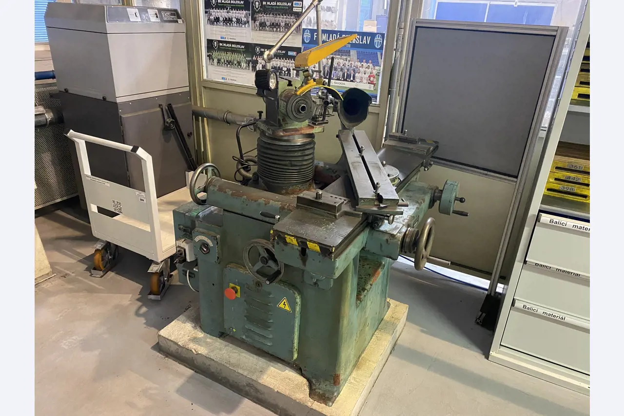 Prumyslové roboty, kovoobrábecí stroje, vozidla a IT zarízení-1