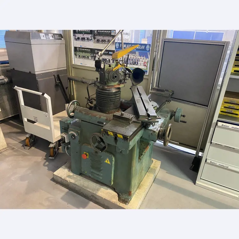 Prumyslové roboty, kovoobrábecí stroje, vozidla a IT zarízení-1