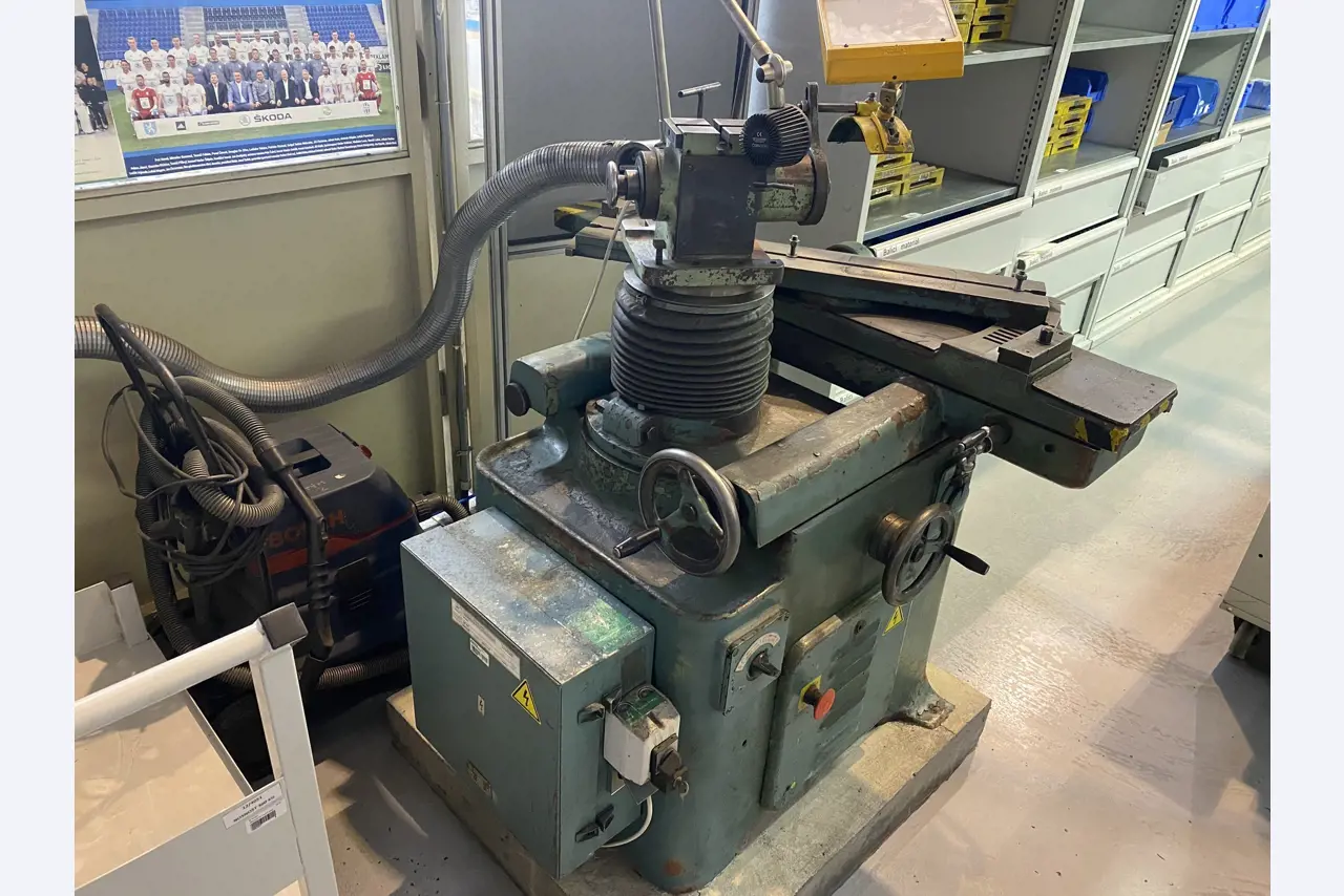 Prumyslové roboty, kovoobrábecí stroje, vozidla a IT zarízení-2