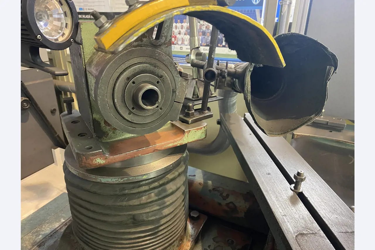 Prumyslové roboty, kovoobrábecí stroje, vozidla a IT zarízení-3