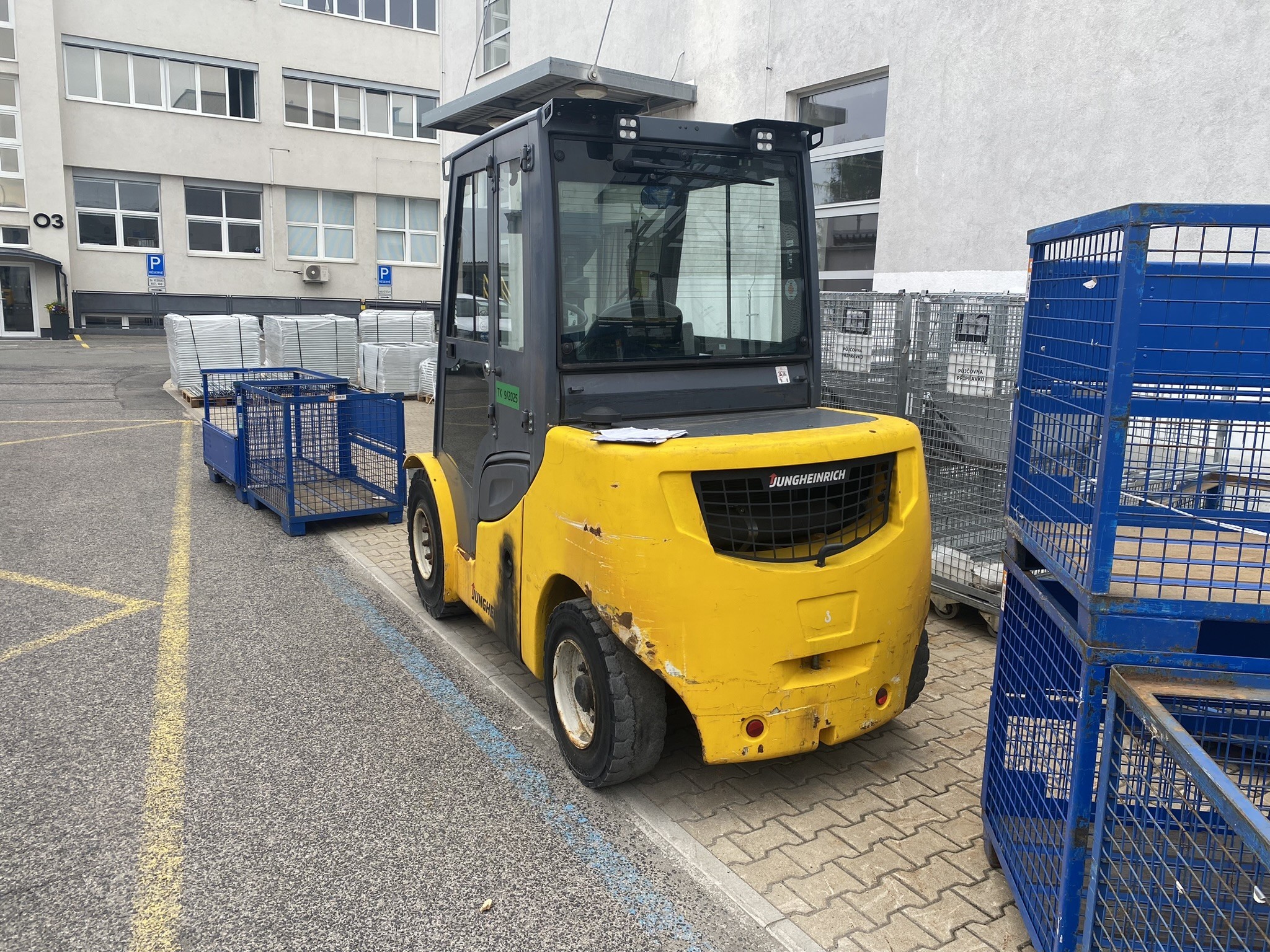 Roboty, maszyny do obróbki metalu i pojazdy-5