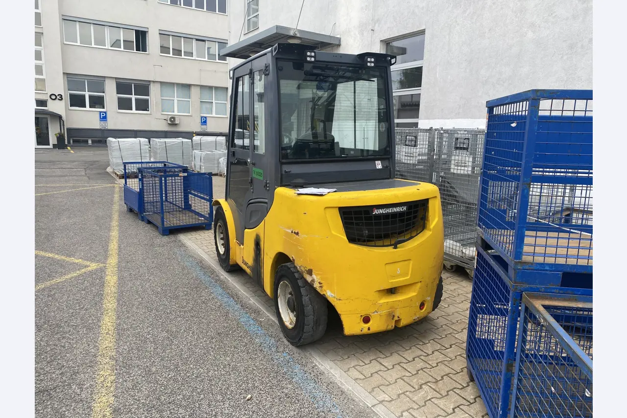 Roboty, maszyny do obróbki metalu i pojazdy-5