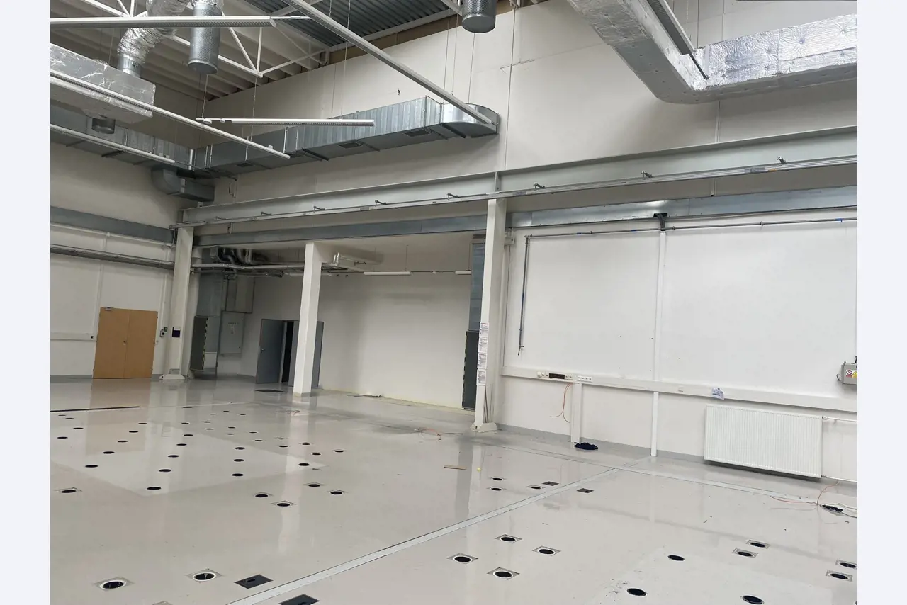 Roboty, maszyny do obróbki metalu i pojazdy-4