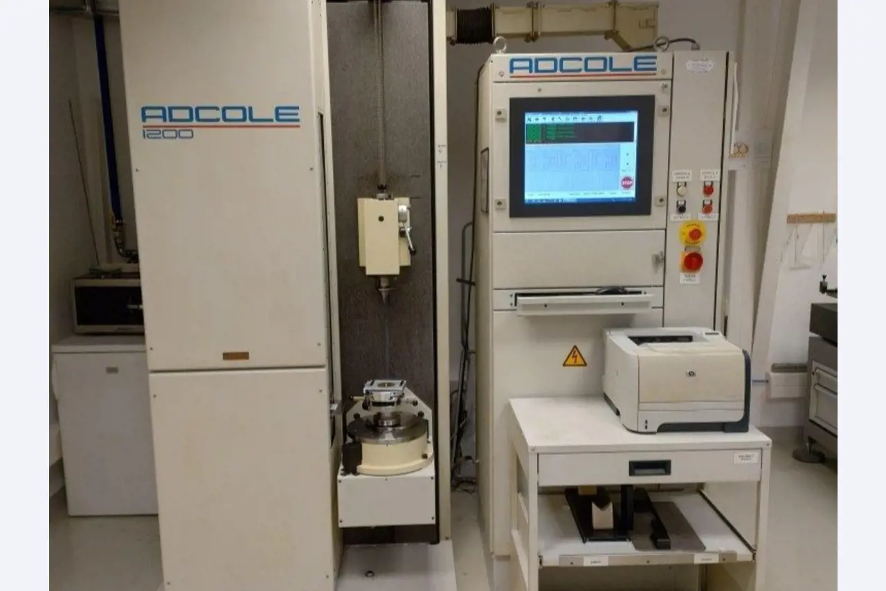 Industrieroboter, Metallbearbeitungsmaschinen, Fahrzeuge und IT-Geräte-1