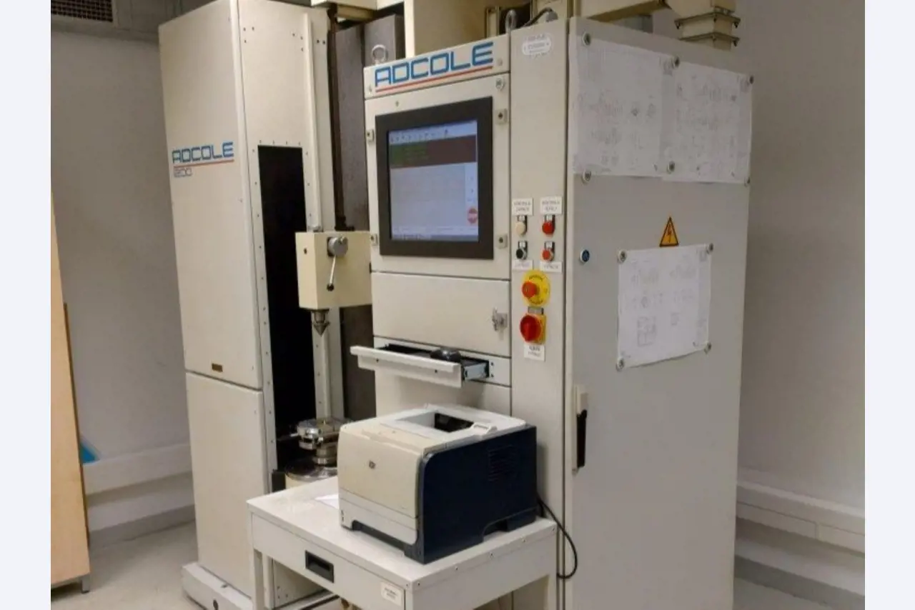 Industrieroboter, Metallbearbeitungsmaschinen, Fahrzeuge und IT-Geräte-2