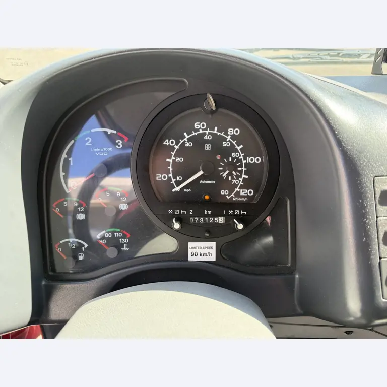 Industrieroboter, Metallbearbeitungsmaschinen, Fahrzeuge und IT-Geräte-16