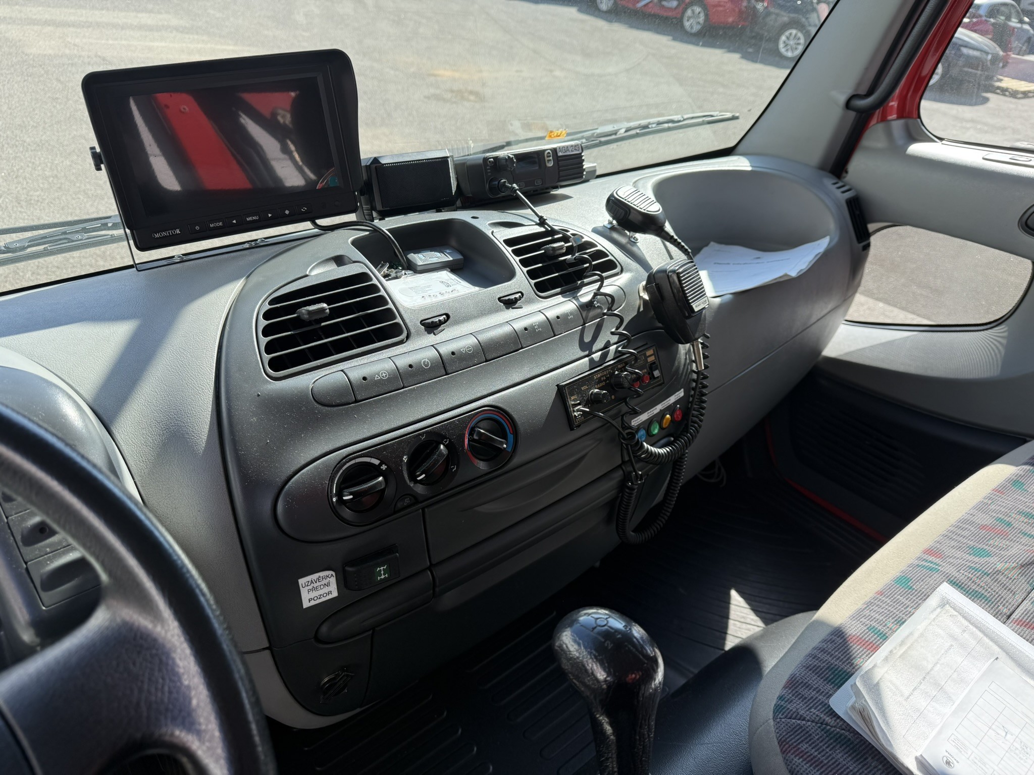 Roboty przemysłowe, maszyny do obróbki metalu, pojazdy i urządzenia IT-17