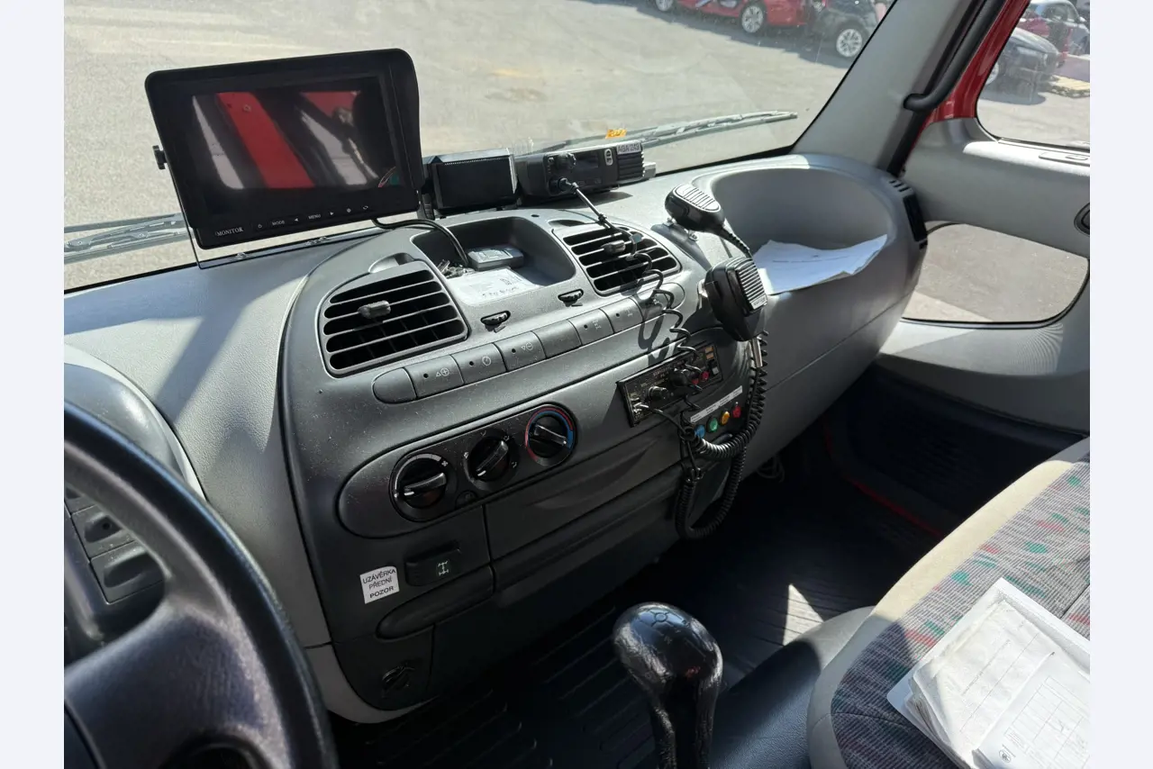 Industrieroboter, Metallbearbeitungsmaschinen, Fahrzeuge und IT-Geräte-17