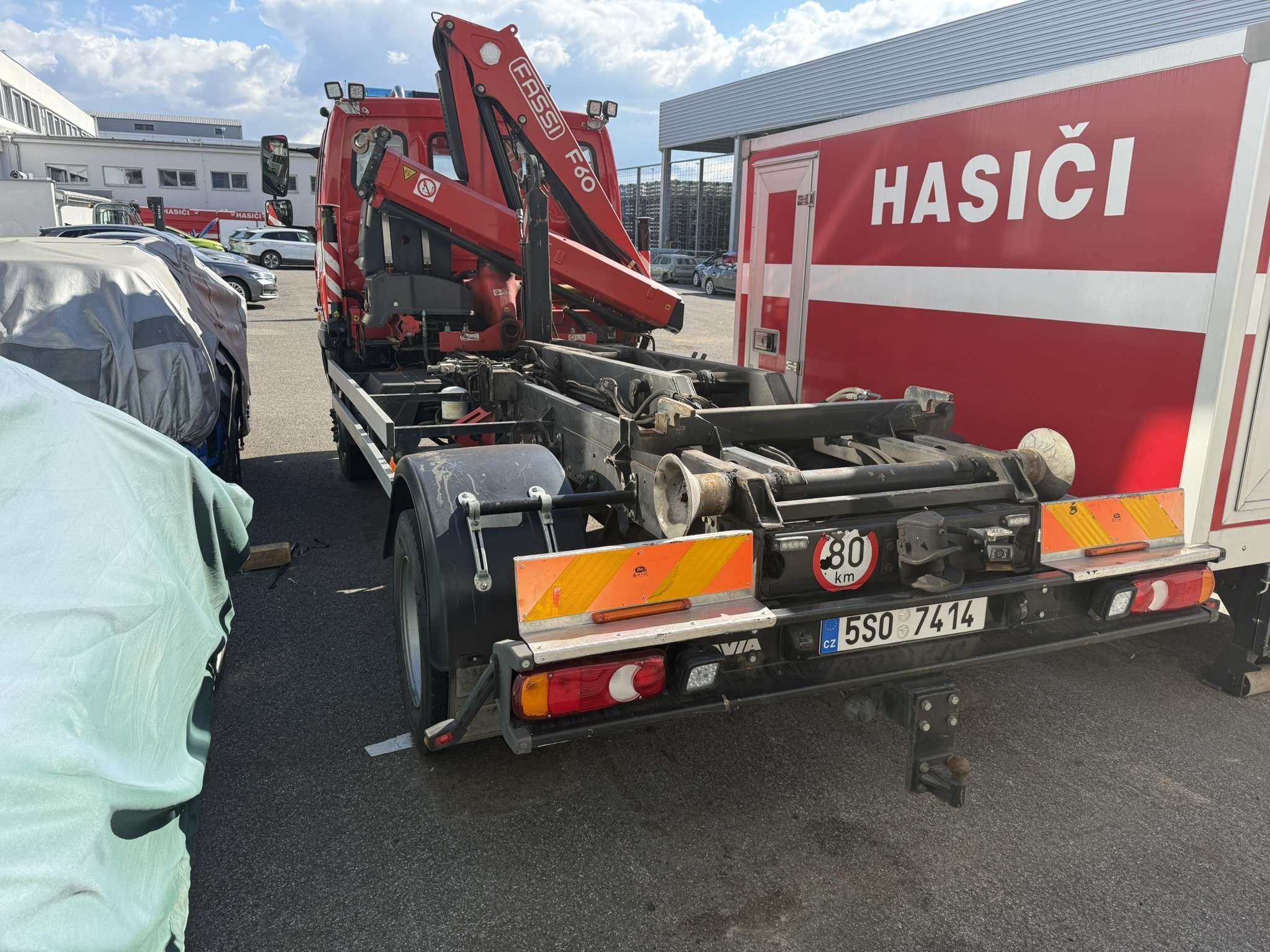 Roboty przemysłowe, maszyny do obróbki metalu, pojazdy i urządzenia IT-1