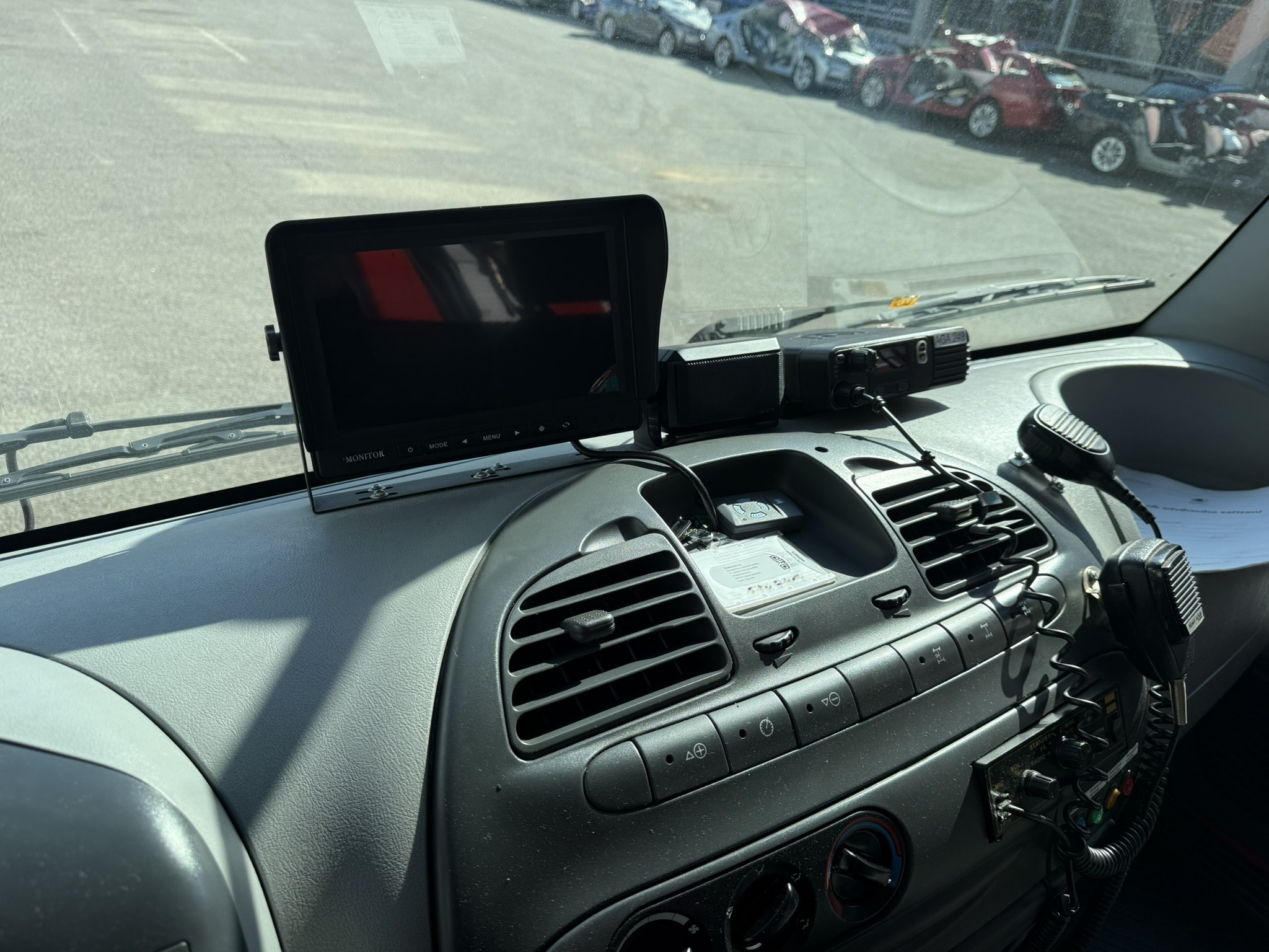 Roboty przemysłowe, maszyny do obróbki metalu, pojazdy i urządzenia IT-3