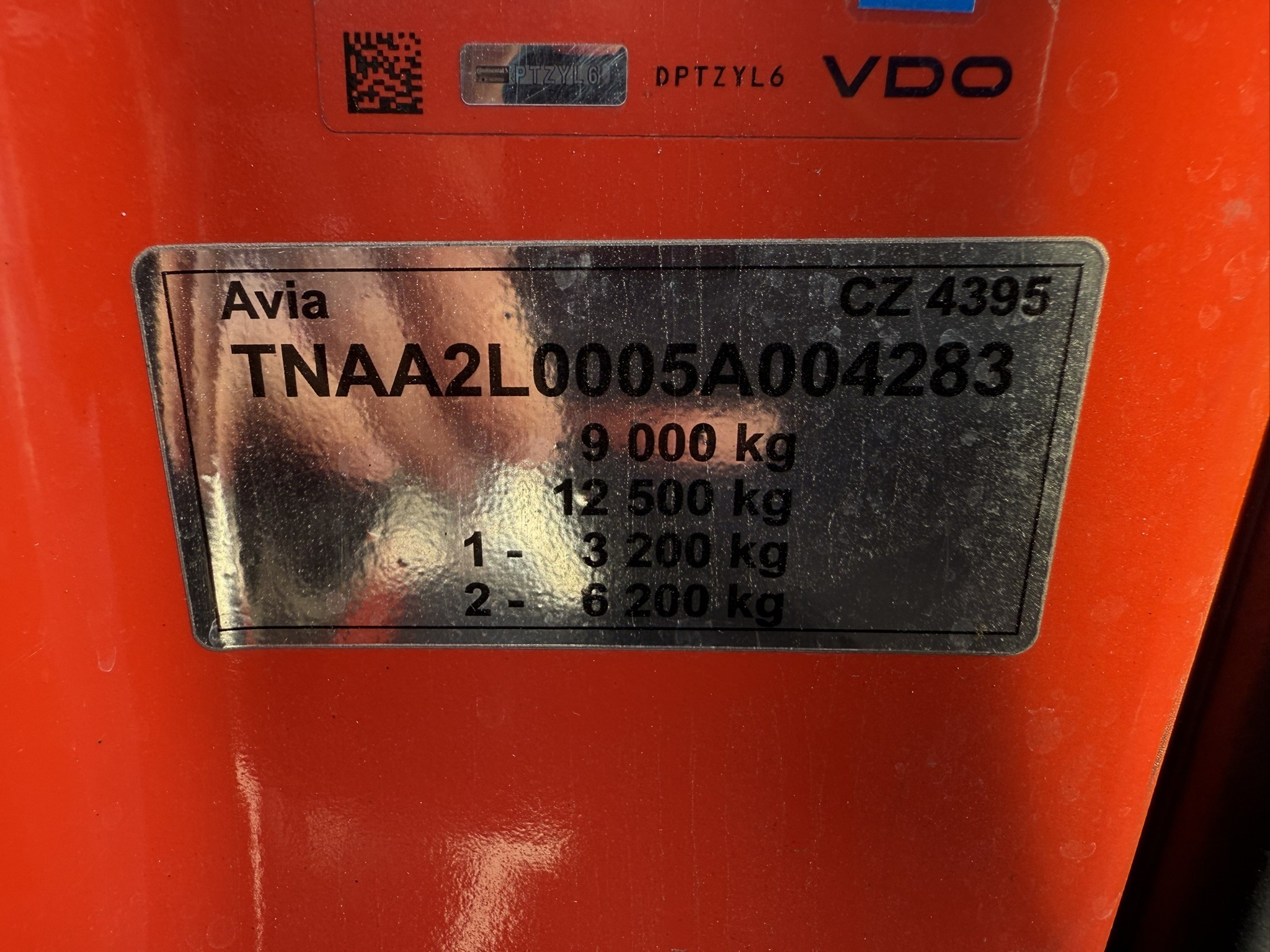 Roboty przemysłowe, maszyny do obróbki metalu, pojazdy i urządzenia IT-4