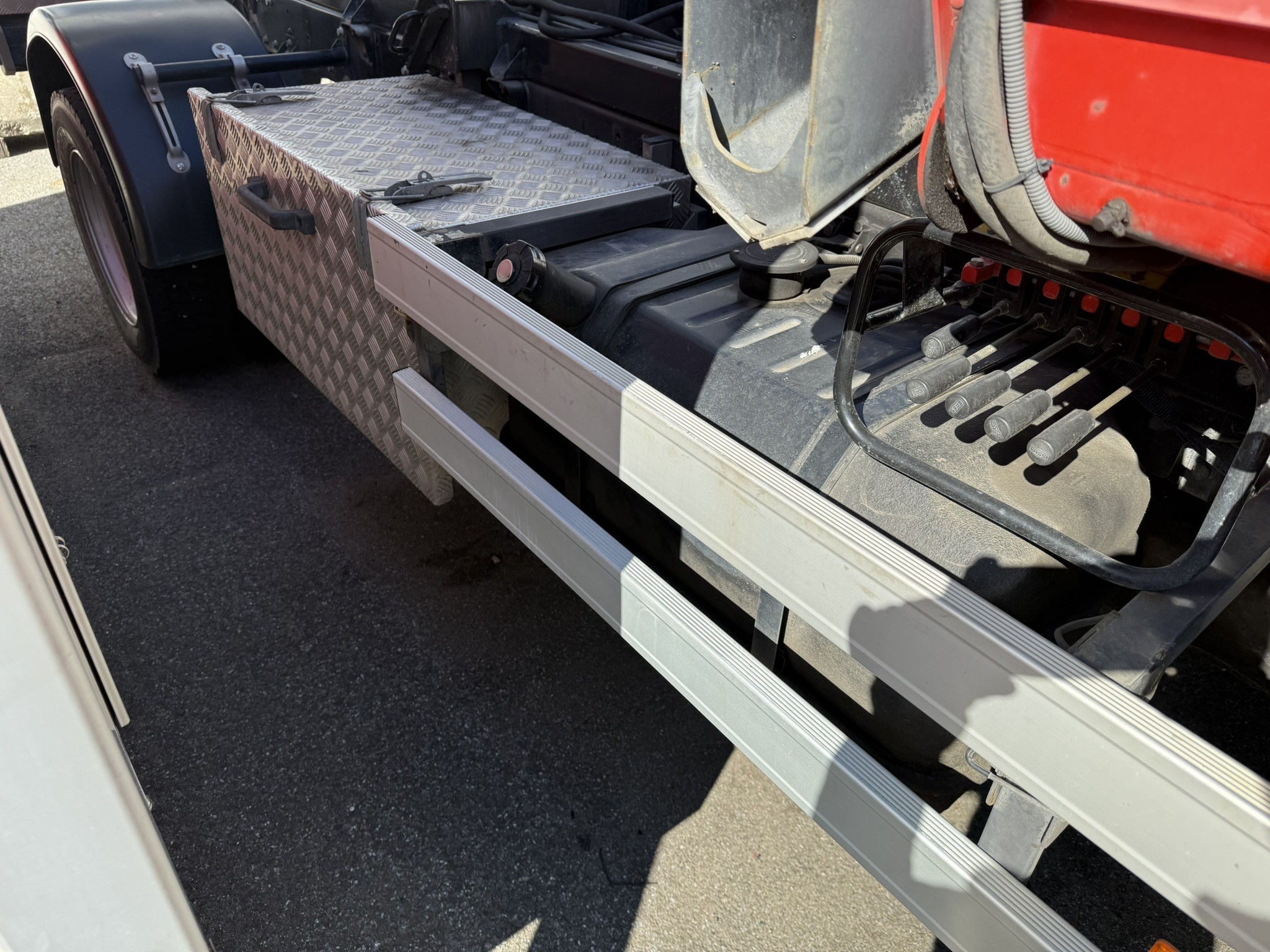 Roboty przemysłowe, maszyny do obróbki metalu, pojazdy i urządzenia IT-8