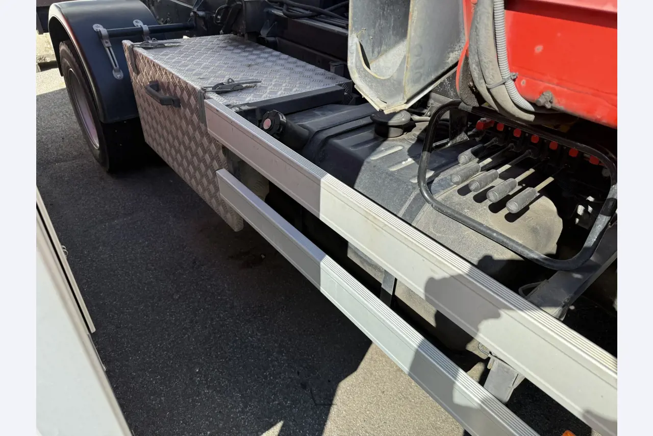 Industrieroboter, Metallbearbeitungsmaschinen, Fahrzeuge und IT-Geräte-8