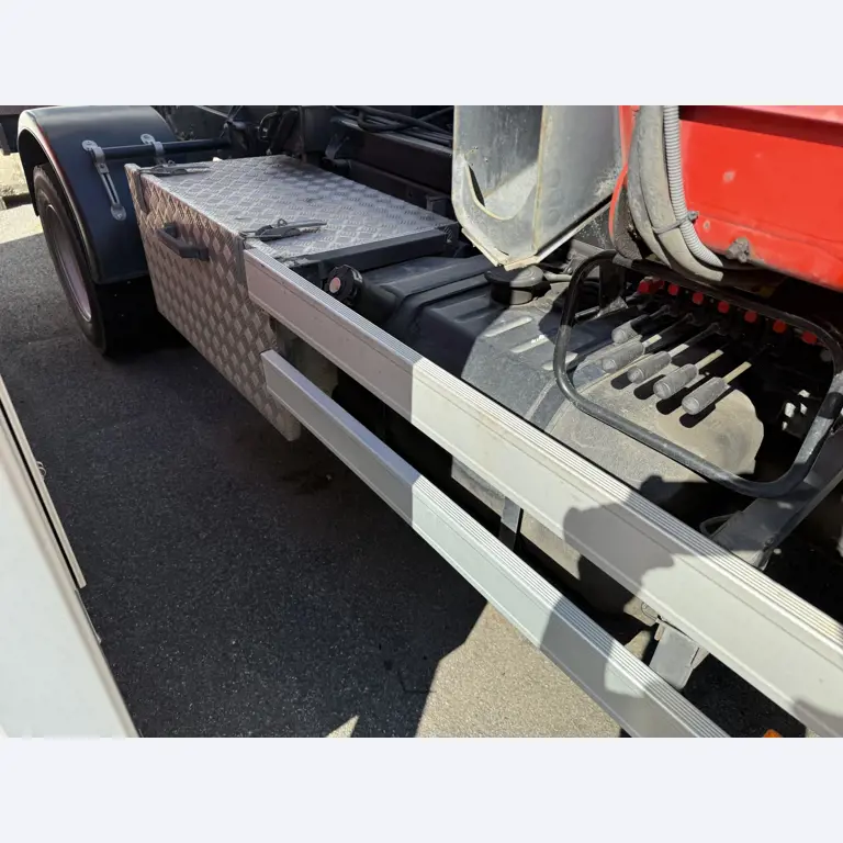 Industrieroboter, Metallbearbeitungsmaschinen, Fahrzeuge und IT-Geräte-8