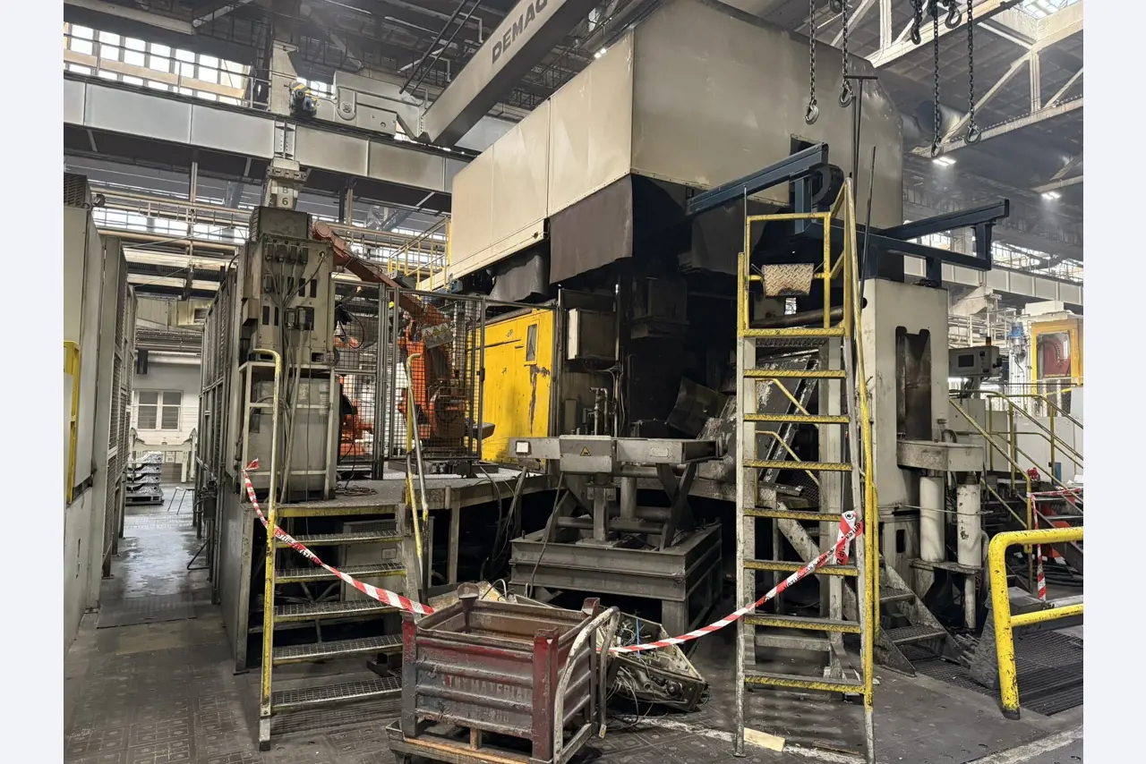 Industrieroboter, Metallbearbeitungsmaschinen, Fahrzeuge und IT-Geräte-2