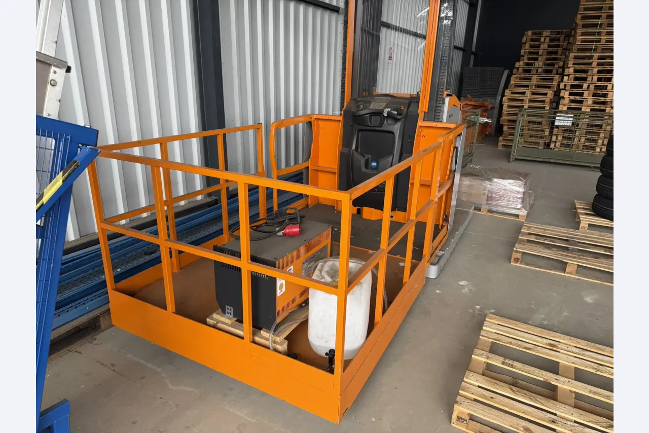 Industrieroboter, Metallbearbeitungsmaschinen, Fahrzeuge und IT-Geräte-4