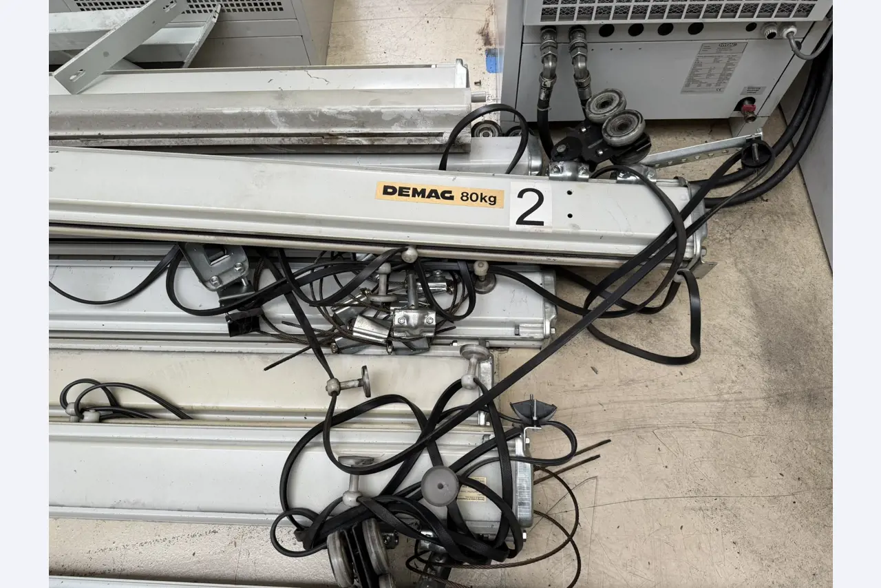 Industrieroboter, Metallbearbeitungsmaschinen, Fahrzeuge und IT-Geräte-4