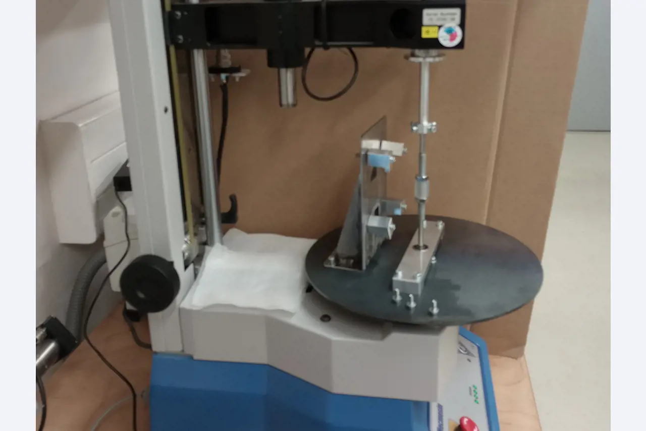 Robots industriales, máquinas para trabajar el metal, vehículos y dispositivos informáticos-1