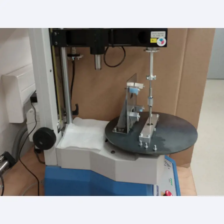 Robots industriales, máquinas para trabajar el metal, vehículos y dispositivos informáticos-1