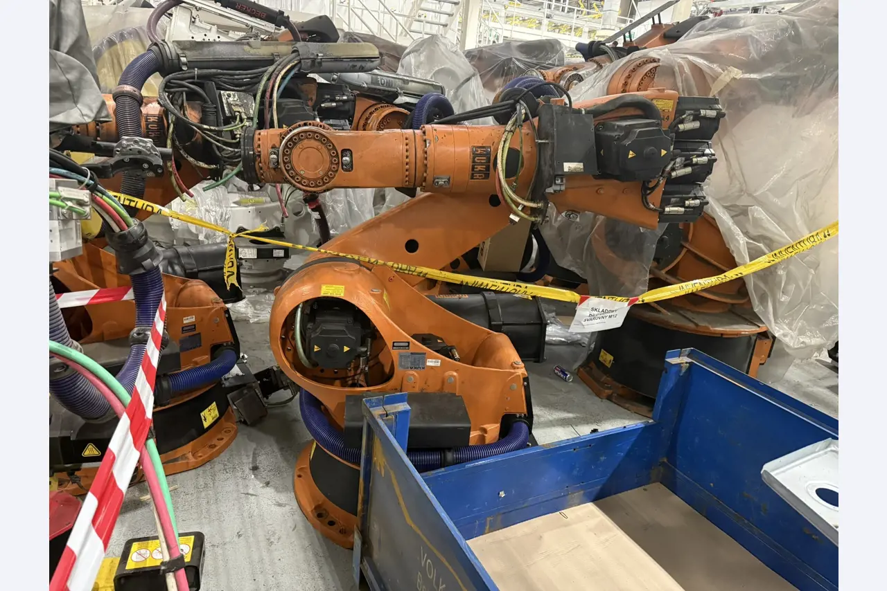 Industrijski roboti, stroji za obdelavo kovin, vozila in naprave IT-1