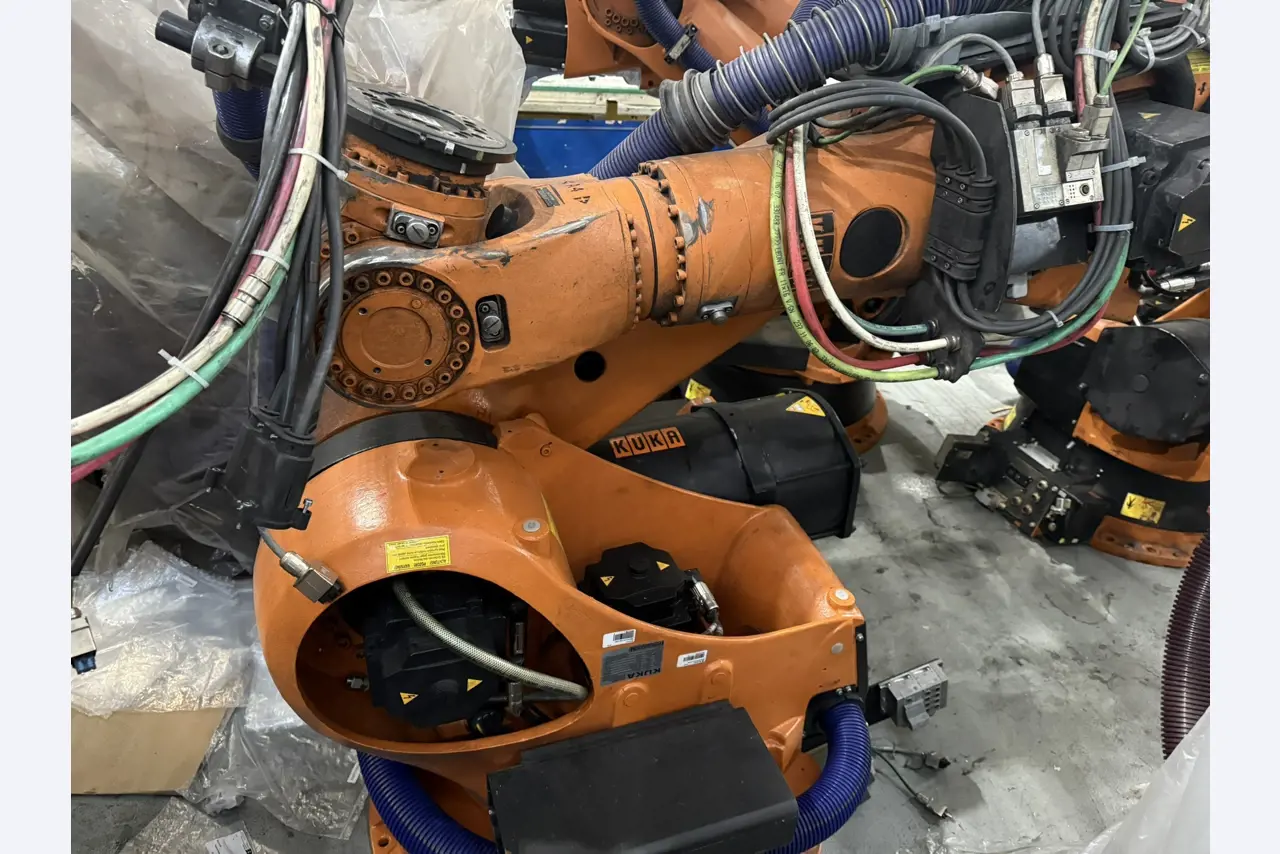 Industrijski roboti, stroji za obdelavo kovin, vozila in naprave IT-2