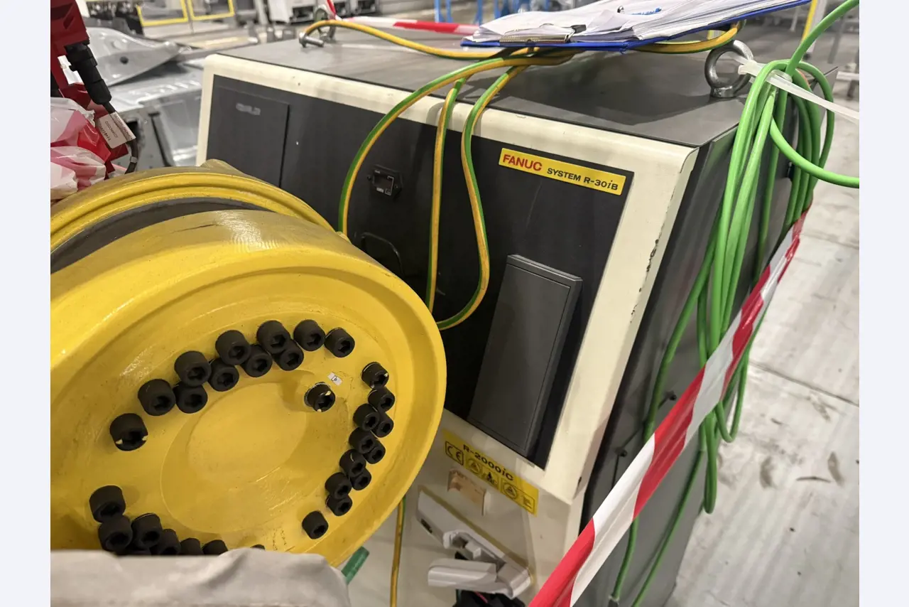 Industrijski roboti, stroji za obdelavo kovin, vozila in naprave IT-7