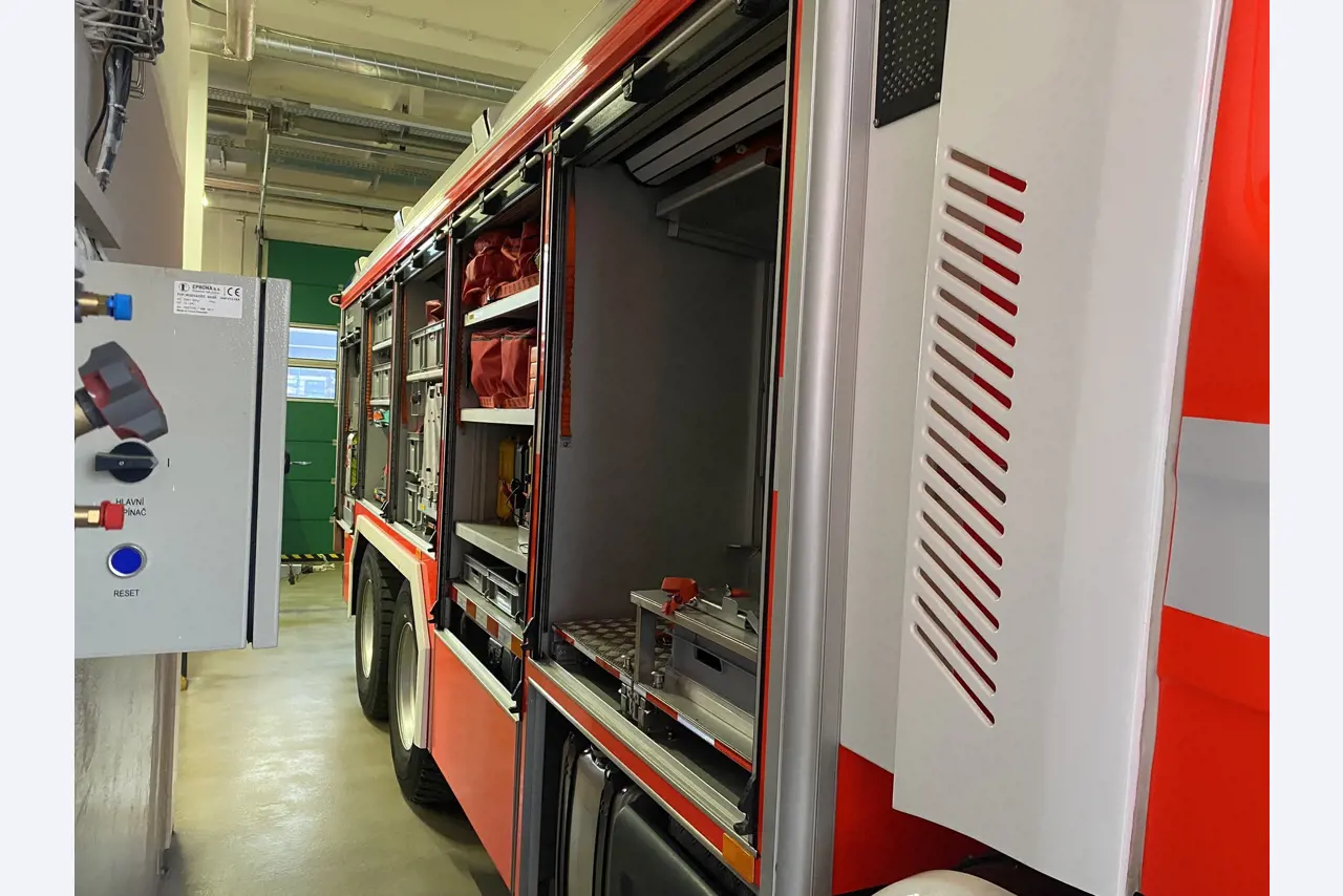 Metalworking machines, industrial robots and vehicles-10