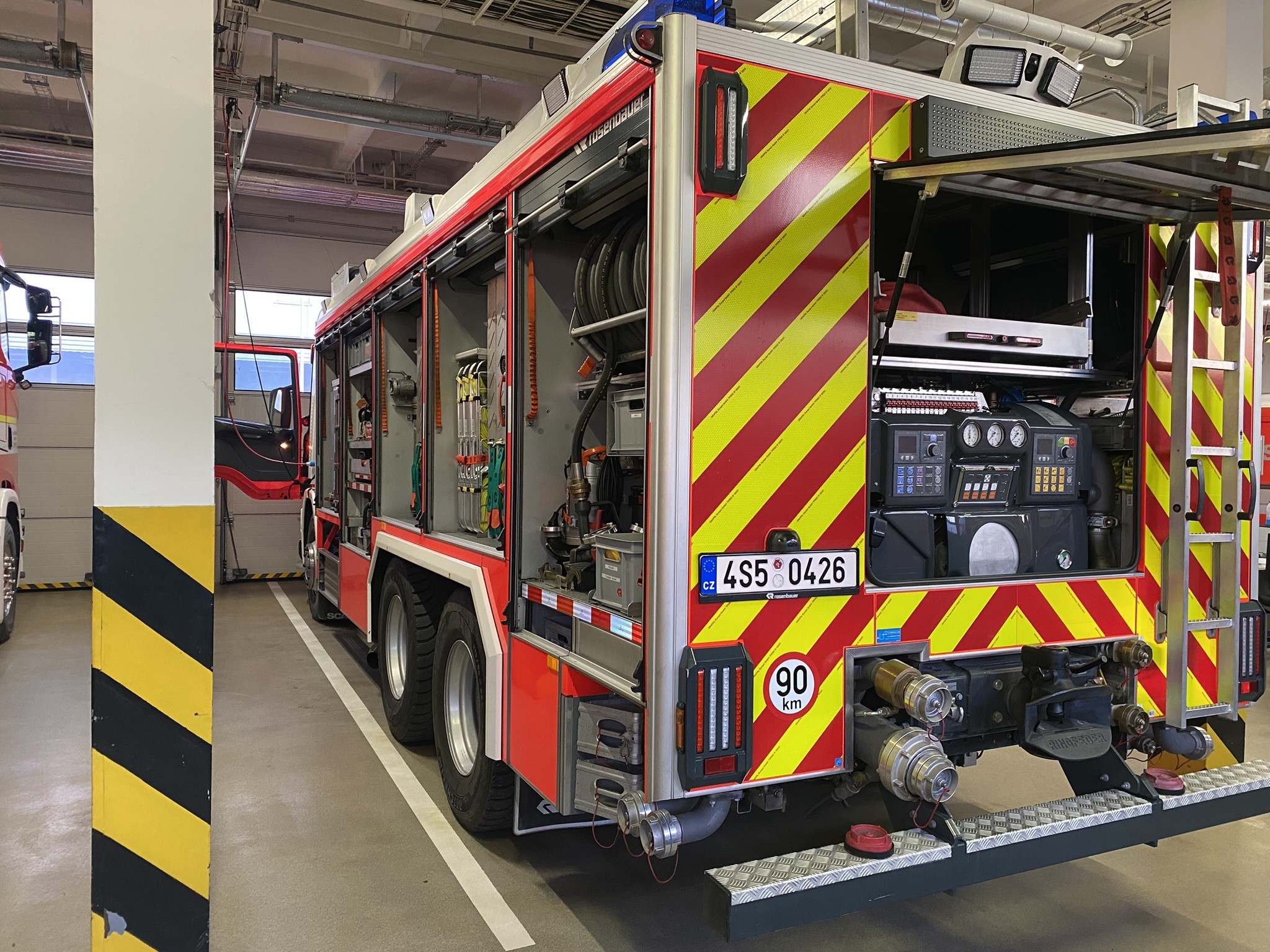 Metalworking machines, industrial robots and vehicles-4