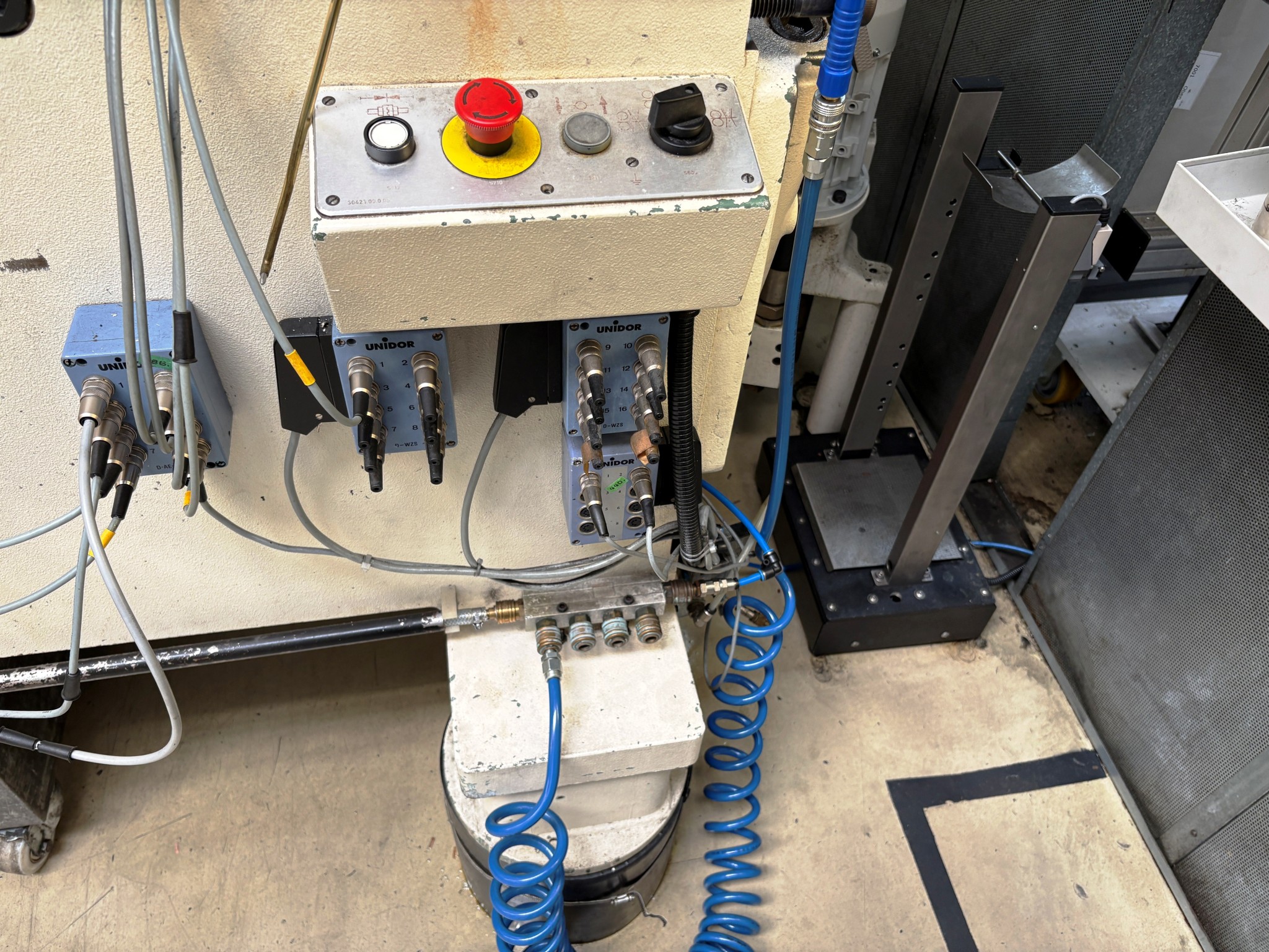 Plastic injection molding, punching machines and peripherals-18