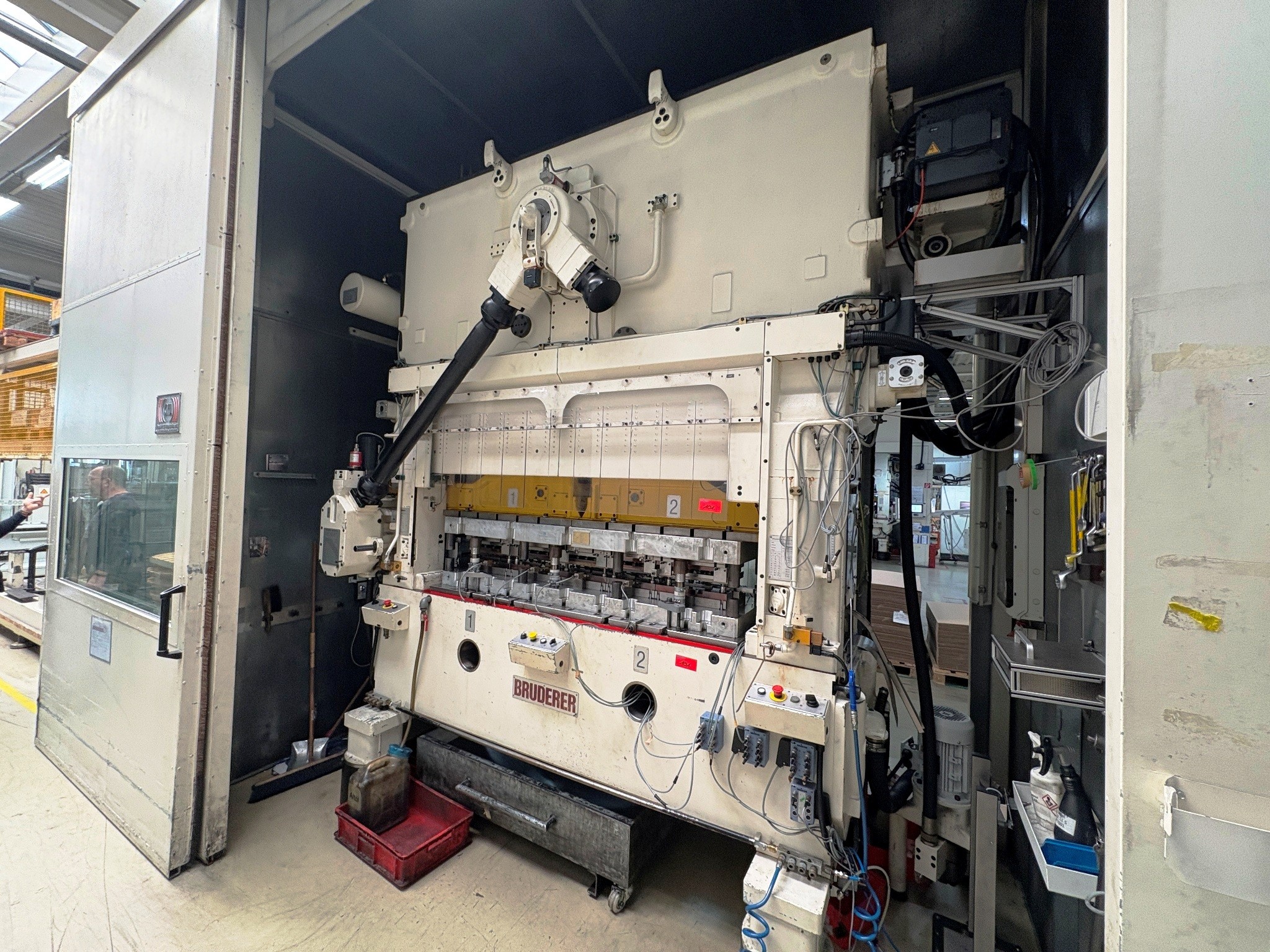 Plastic injection molding, punching machines and peripherals-1