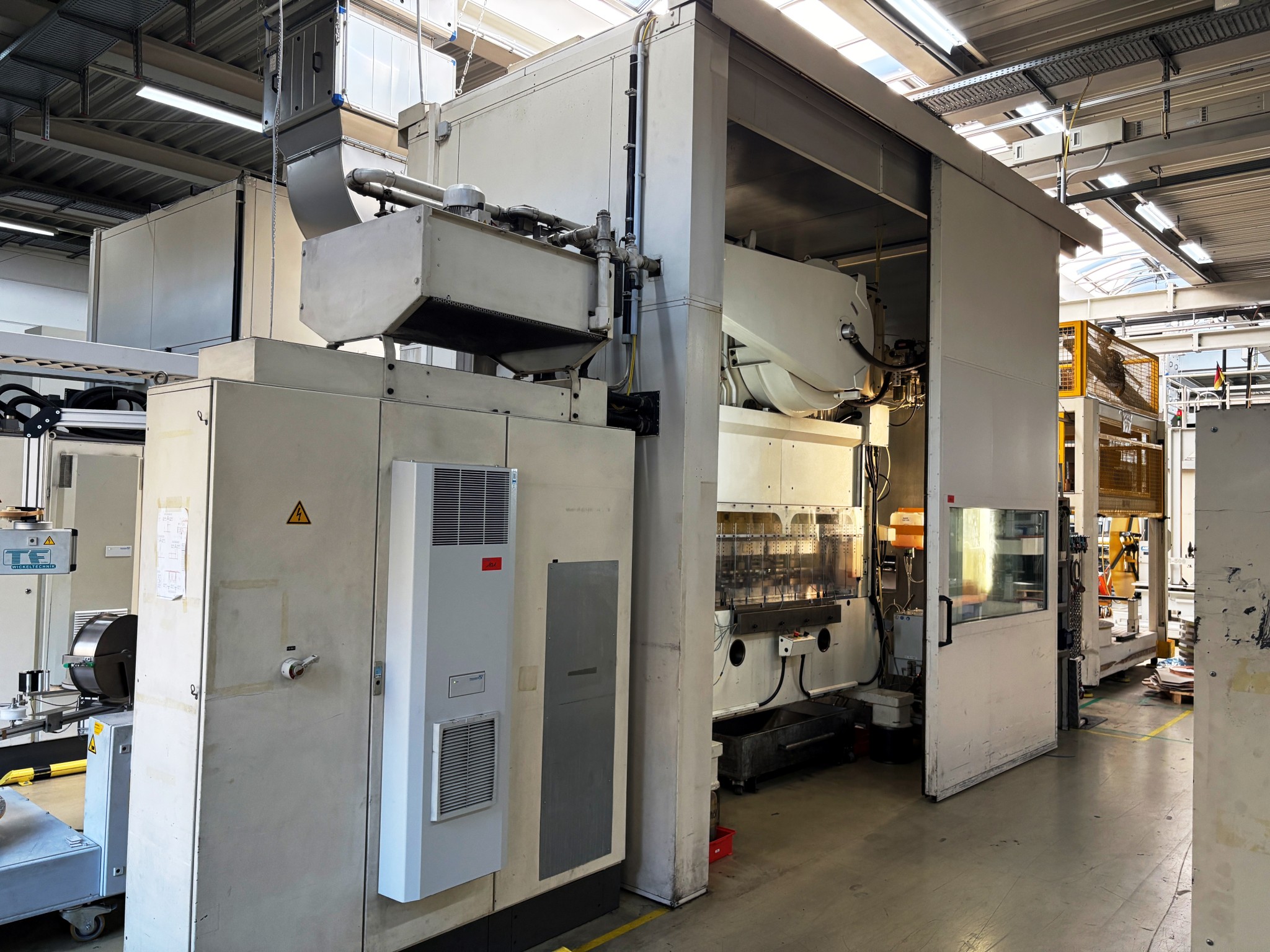 Plastic injection molding, punching machines and peripherals-22