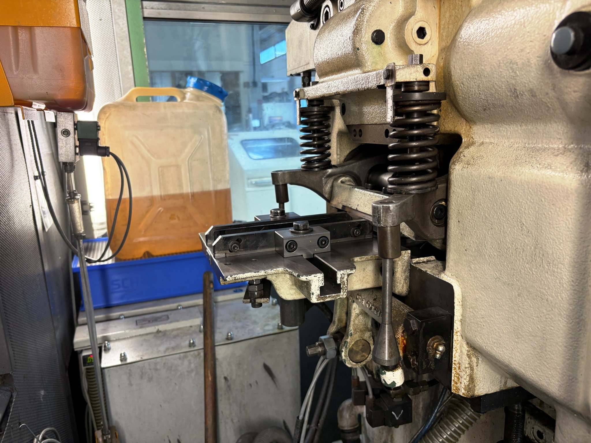 Plastic injection molding, punching machines and peripherals-5