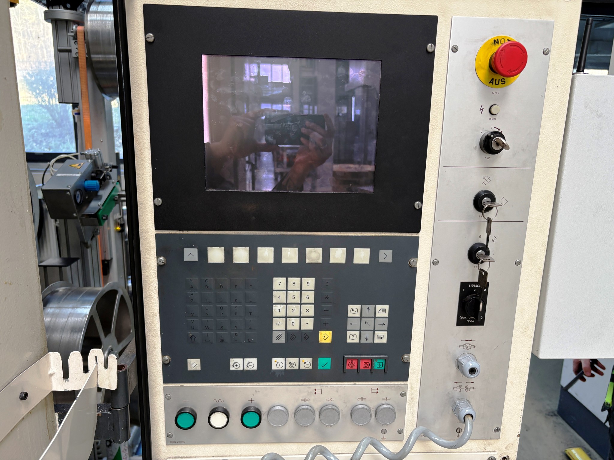 Plastic injection molding, punching machines and peripherals-7