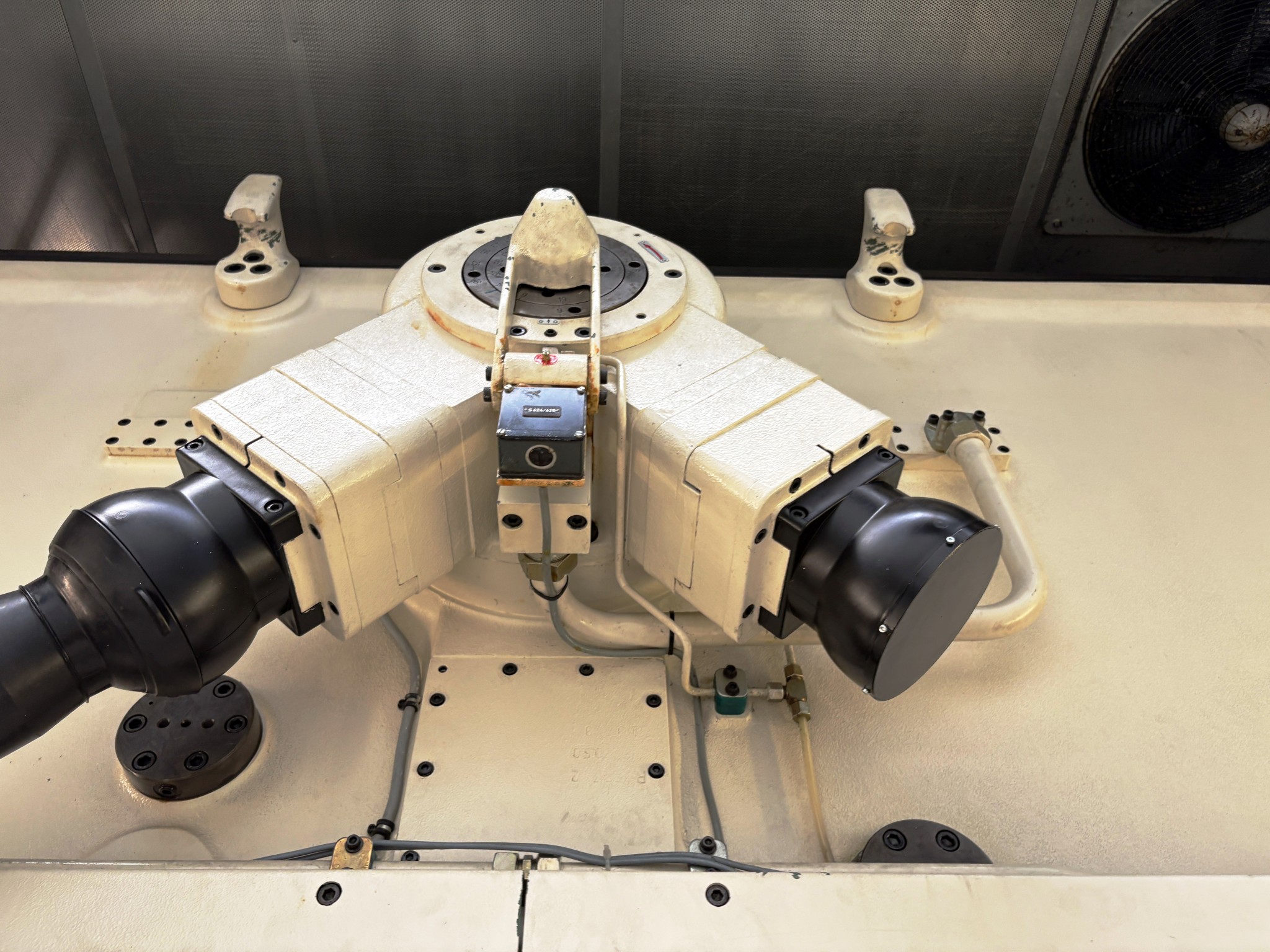 Plastic injection molding, punching machines and peripherals-8