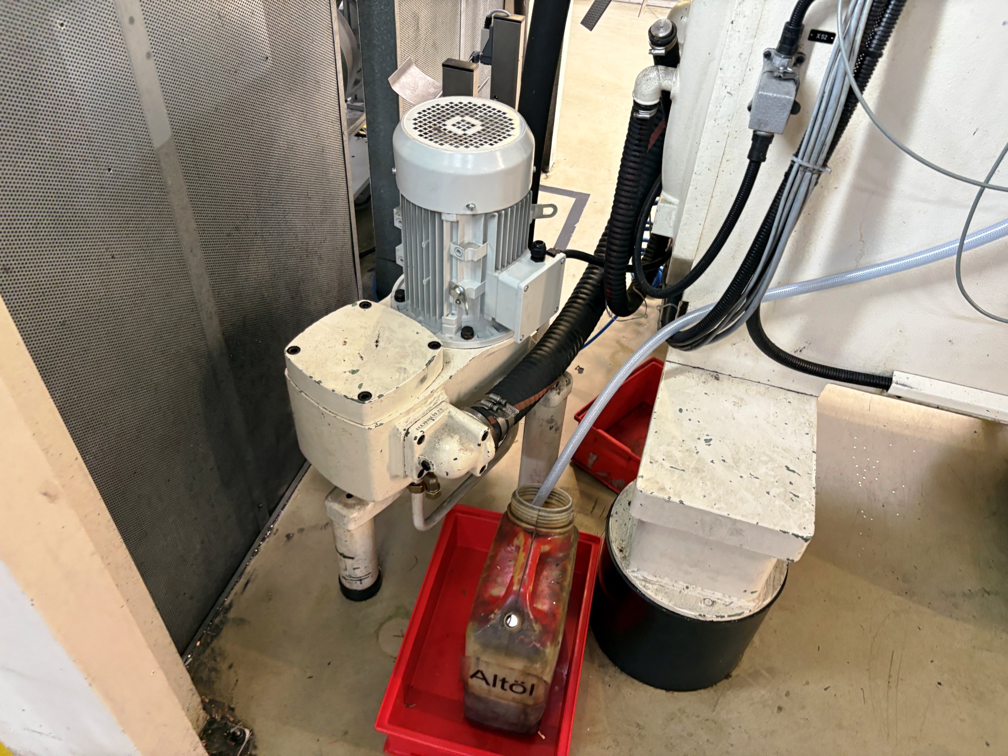 Plastic injection molding, punching machines and peripherals-9