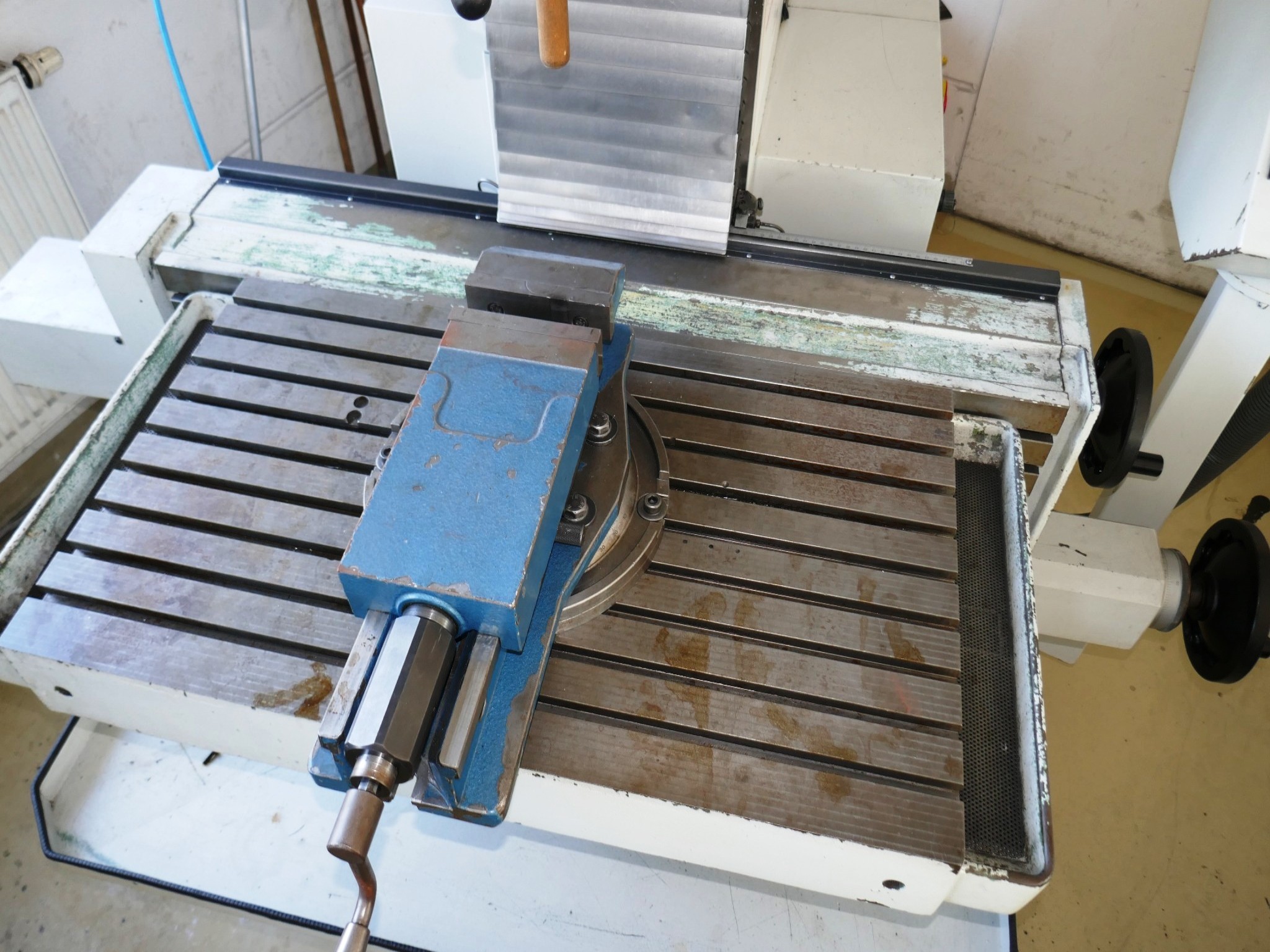 Plastic injection molding, punching machines and peripherals-3