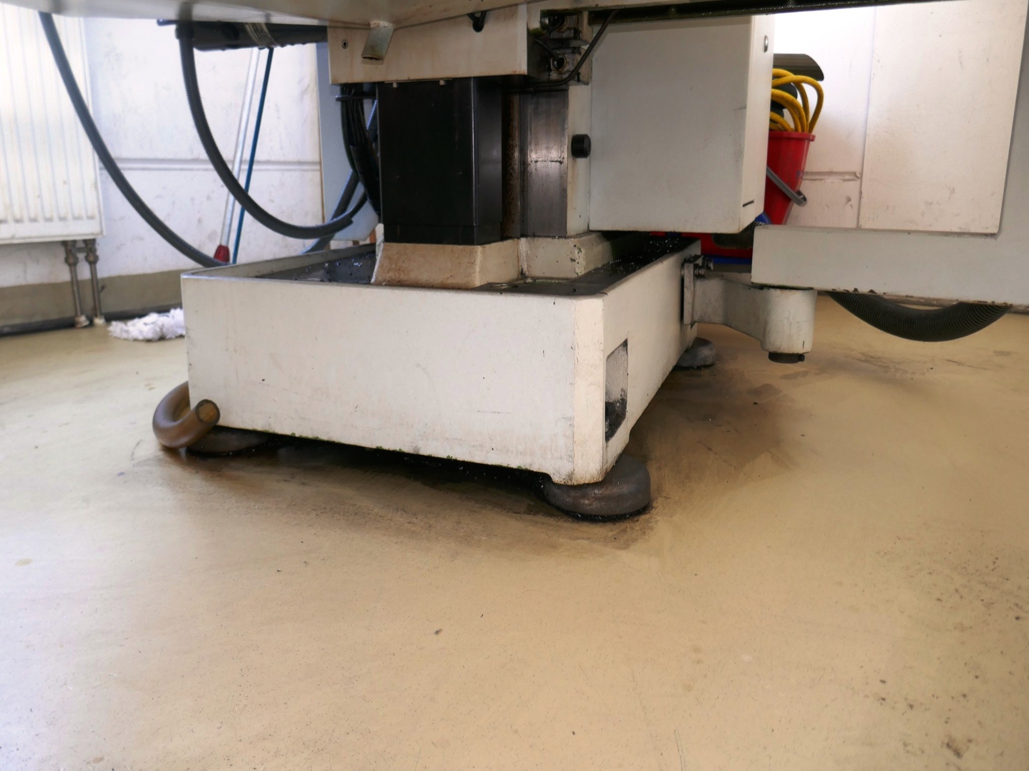 Plastic injection molding, punching machines and peripherals-4