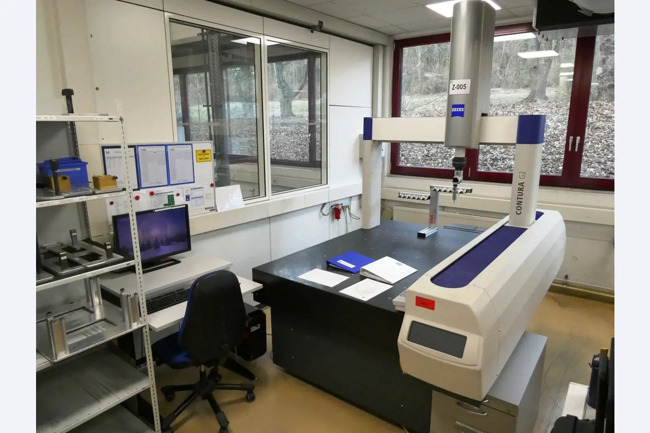 Plastic spuitgietmachines, ponsmachines en randapparatuur-1